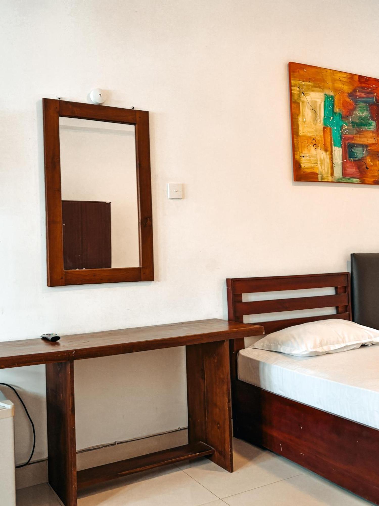 Hotel Woodnest Windmill Negombo